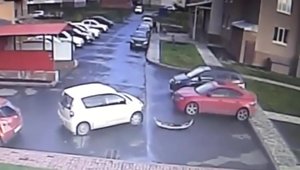 Rusul ASTA isi pierde spoilerul in timp ce incearca sa iasa din parcare