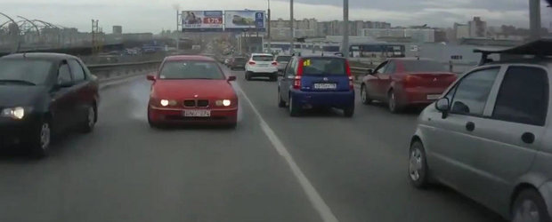 Rusul cu BMW nu aude sirenele ambulantei si intra direct in ea