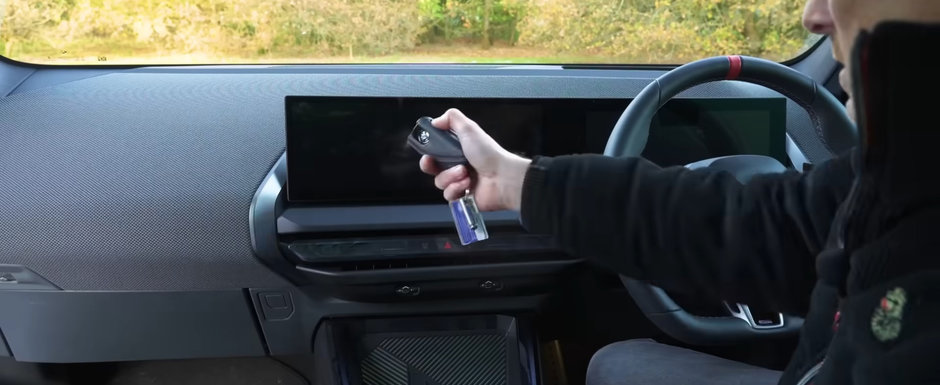 S-a stricat chiar in fata camerei de filmat. Ecranul masinii de 80.000 de euro de la BMW nu mai voia sa se aprinda S-a stricat chiar in fata camerei de filmat. Ecranul masinii de 80.000 de euro de la BMW nu mai voia sa se aprinda