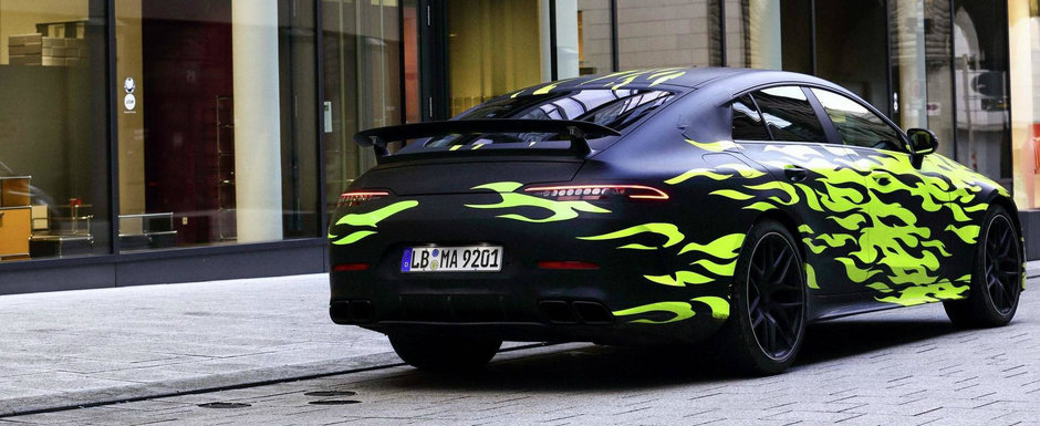S-au inghesuit sa o pozeze. Mercedes si-a scos noua masina pe strazi cu o grafica speciala a la Need for Speed S-au inghesuit sa o pozeze. Mercedes si-a scos noua masina pe strazi cu o grafica speciala a la Need for Speed