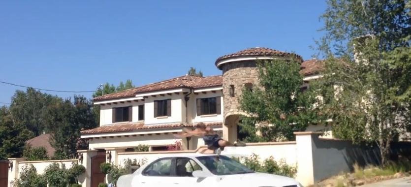 Sa fie asta oare cea mai riscanta cascadorie cu un pieton? Sa fie asta oare cea mai riscanta cascadorie cu un pieton?