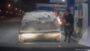 Sa te uiti cu bricheta in rezervorul de benzina nu pare cea mai buna idee...