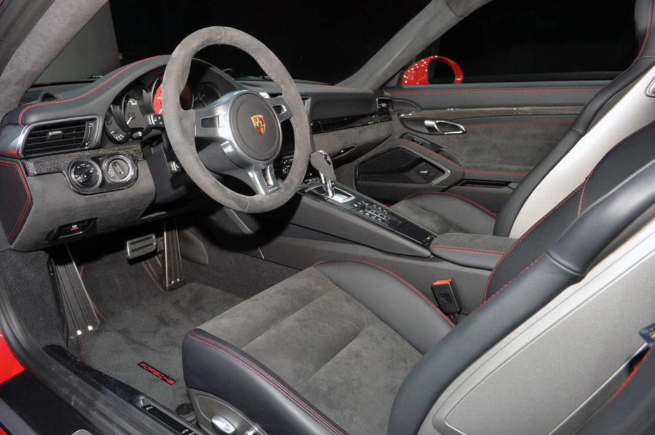 Salonul Auto de la Los Angeles 2014: Porsche 911 Carrera si Cayenne GTS