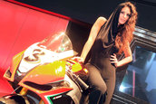 Salonul Auto de la Paris 2012: Prezentele feminine care dau savoare show-ului