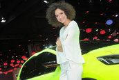 Salonul Auto de la Paris 2012: Prezentele feminine care dau savoare show-ului
