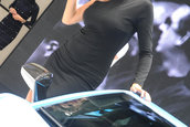 Salonul Auto de la Paris 2012: Prezentele feminine care dau savoare show-ului