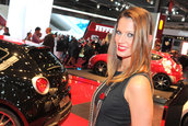 Salonul Auto de la Paris 2012: Prezentele feminine care dau savoare show-ului