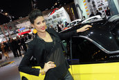 Salonul Auto de la Paris 2012: Prezentele feminine care dau savoare show-ului