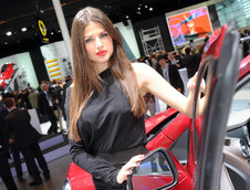 Salonul Auto de la Paris 2012: Prezentele feminine care dau savoare show-ului