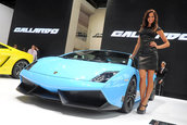 Salonul Auto de la Paris 2012: Prezentele feminine care dau savoare show-ului