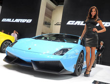 Salonul Auto de la Paris 2012: Prezentele feminine care dau savoare show-ului