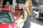 Salonul Auto de la Paris 2012: Prezentele feminine care dau savoare show-ului