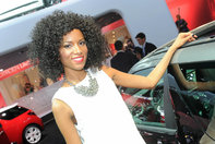 Salonul Auto de la Paris 2012: Prezentele feminine care dau savoare show-ului