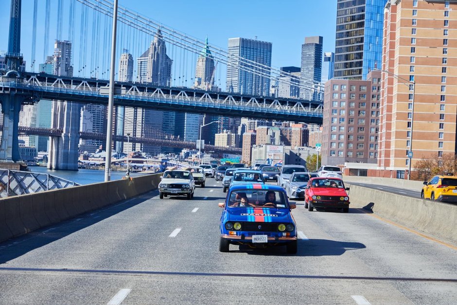 Sapte Dacii clasice au facut turul orasului New York de Ziua Nationala a Romaniei