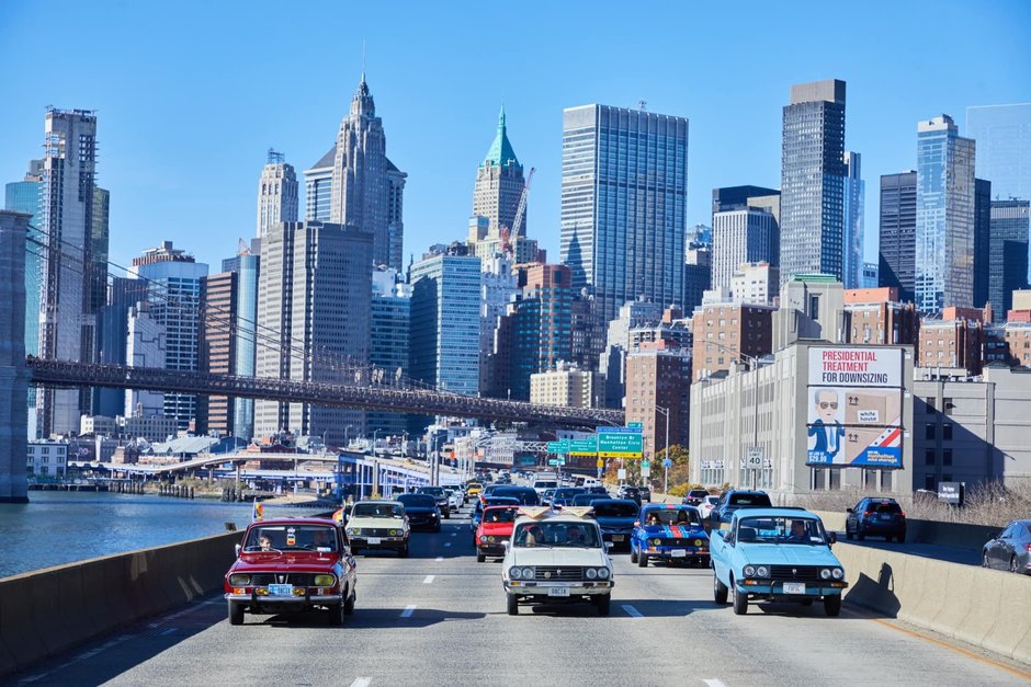 Sapte Dacii clasice au facut turul orasului New York de Ziua Nationala a Romaniei