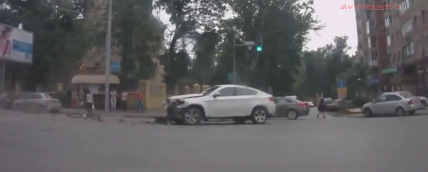 Sari peste filmul asta daca esti fan BMW X6. Toate masinile din el sunt distruse in accident