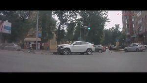 Sari peste filmul asta daca esti fan BMW X6. Toate masinile din el sunt distruse in accident