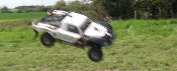 Sarituri nebune cu o masina de off-road!