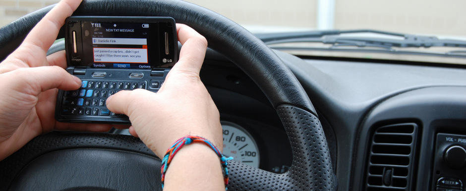 Sase gadgeturi periculoase in mana soferilor prinsi in trafic Sase gadgeturi periculoase in mana soferilor prinsi in trafic