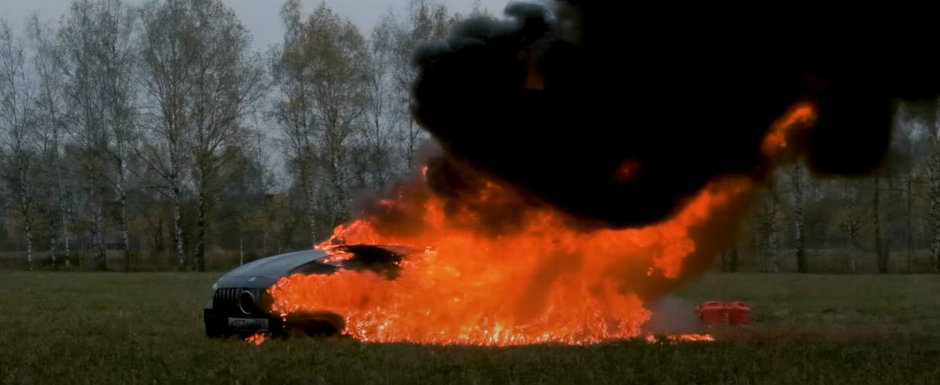 Satul de cati bani a cheltuit pe reparatii, un rus si-a dat foc la masina: un Mercedes-AMG GT 63 S aproape nou