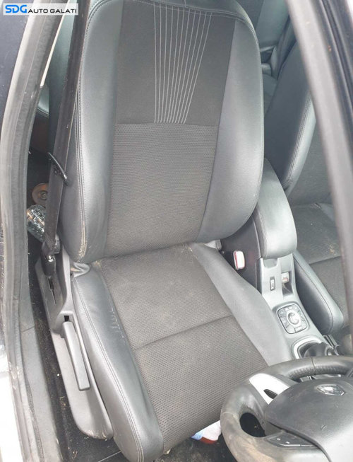 Scaun Dreapta Fata Pasager Semi Piele Semipiele Fara Incalzire cu Uzura Renault Megane 3 2008 - 2015