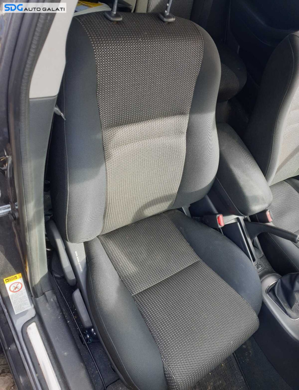 Scaun Dreapta Fata Pasager Textil cu Incalzire Toyota Avensis T25 2003 - 2009 [C6228]
