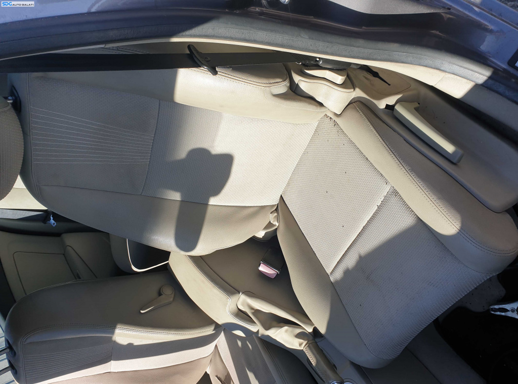 Scaun Semi Piele Crem Textil Fara Incalzire Stanga Fata Sofer Manual Renault Megane 3 2008 - 2016 [K4156]