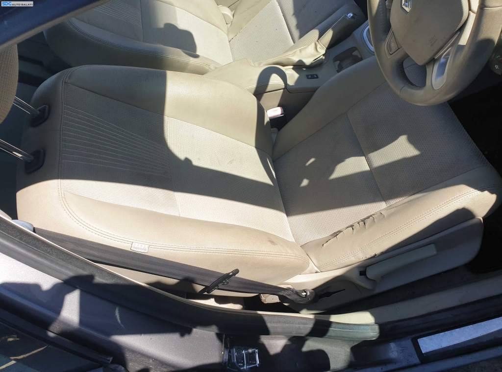 Scaun Semi Piele Crem Textil Fara Incalzire Dreapta Fata Pasager Manual Renault Megane 3 2008 - 2016 [K4157]