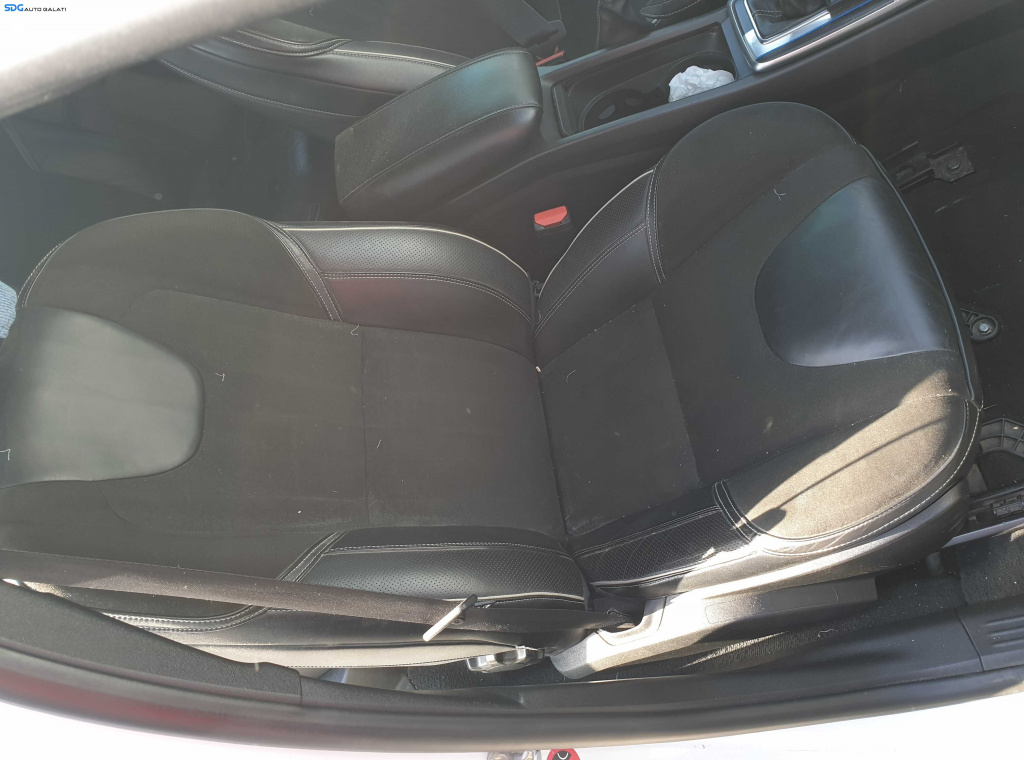 Scaun Semi Piele cu Incalzire Dreapta Fata Pasager Manual Volvo V40 2012 - 2019 [K7058] [K7060]