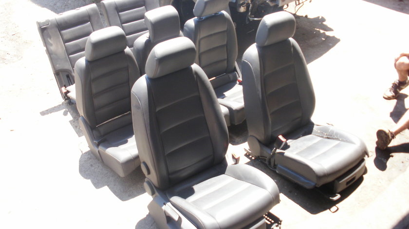 Scaune piele pe negru VW Touran 7 buc