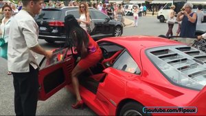 Scene fierbinti in Monaco: O bruneta senzuala urca pe tocuri la volanul celui mai sexy Ferrari