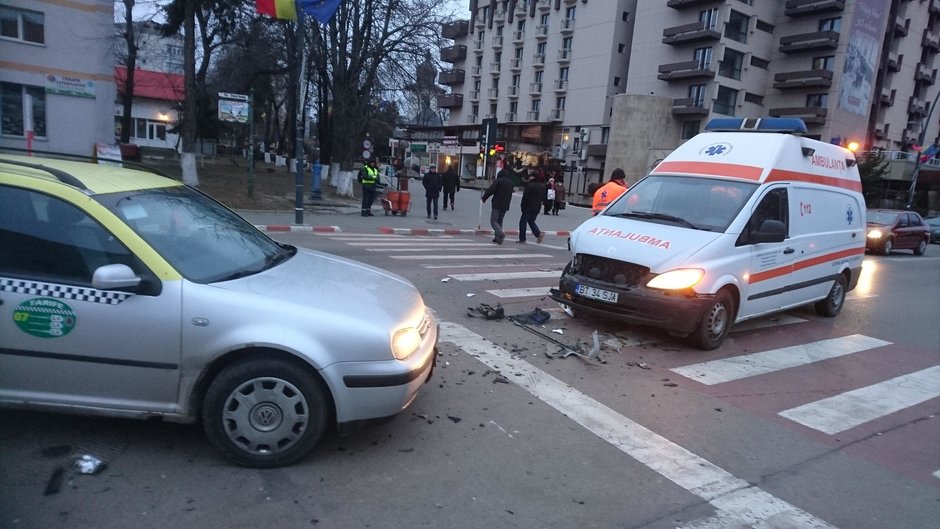 Schimbare de lege: Soferii care nu dau prioritate la Ambulante, Politie si Pompieri vor face puscarie