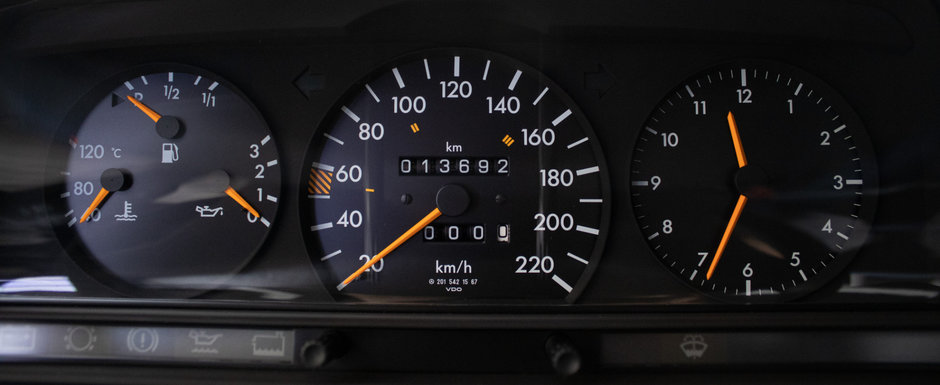 Scos din capsula timpului si pus la vanzare pe internet: Mercedes-ul 190E cu 13.692 de kilometri la bord Scos din capsula timpului si pus la vanzare pe internet: Mercedes-ul 190E cu 13.692 de kilometri la bord