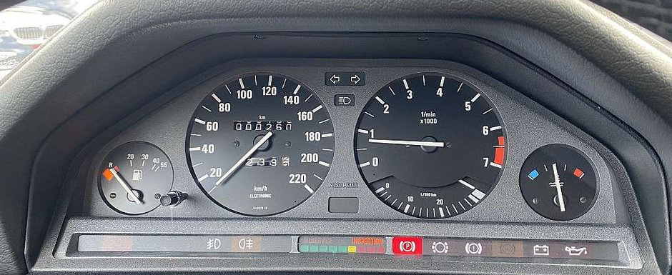 Scos din capsula timpului si pus la vanzare pe internet: BMW-ul Seria 3 cu 260 de kilometri la bord Scos din capsula timpului si pus la vanzare pe internet: BMW-ul Seria 3 cu 260 de kilometri la bord