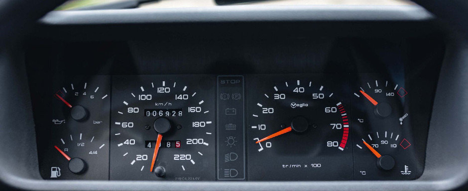Scos din capsula timpului si pus la vanzare pe internet: Peugeot-ul 205 GTI cu 6.928 kilometri la bord Scos din capsula timpului si pus la vanzare pe internet: Peugeot-ul 205 GTI cu 6.928 kilometri la bord