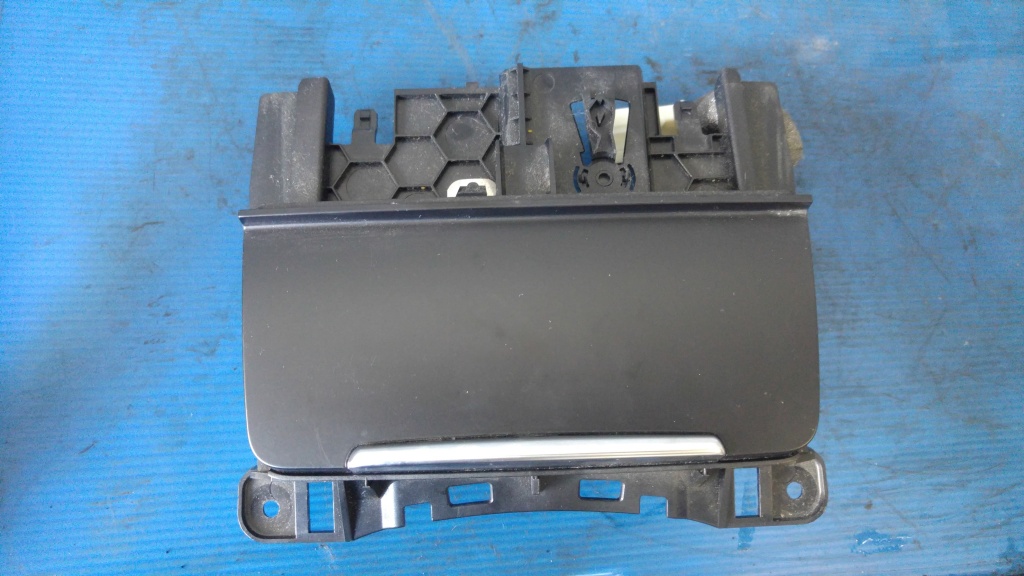 Scrumiera audi a4 b8 8k0857951c