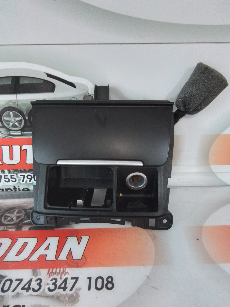 Scrumiera Audi A4 facelift (2011-2015) [B8] 2.0 Motorina 2012, 8K0857951