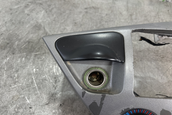 Scrumiera fata 2M5XA04810AAW / 2M5X A04810 AAW Ford Focus [1998 - 2004] Hatchback 3-usi 1.6 MT (101 hp)