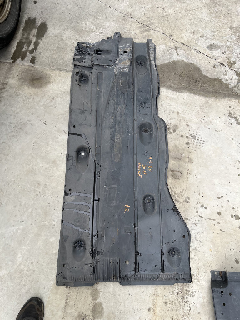 Scut lateral dreapta Audi A3 8V 2.0 Motorina 2017, 5Q0825202L