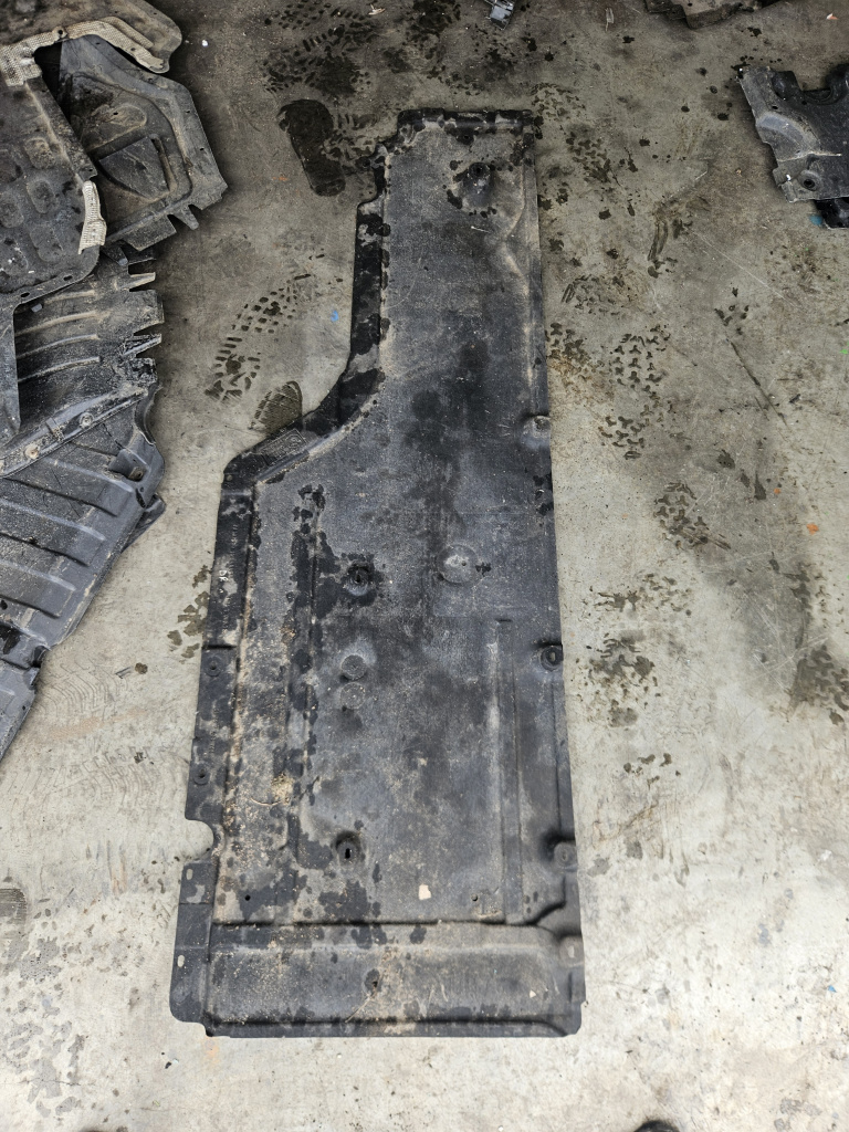 Scut lateral dreapta BMW Seria 5 F10 2.0 Motorina 2012, 748506