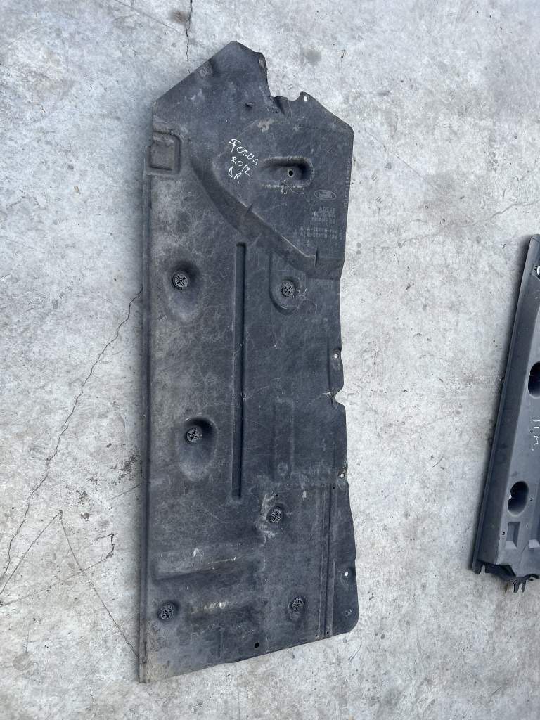 Scut lateral dreapta Ford Focus 3 1.6 Motorina 2014, CV61R11132A