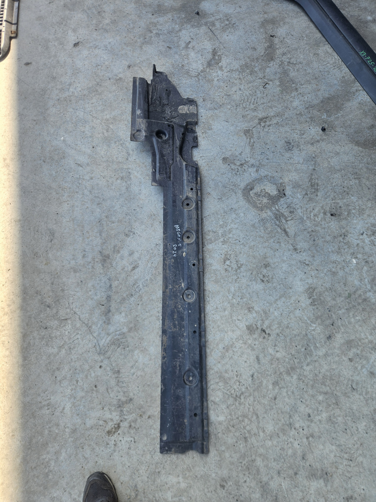 Scut lateral dreapta Renault Megane 5 - Electric 2024, 748147767R
