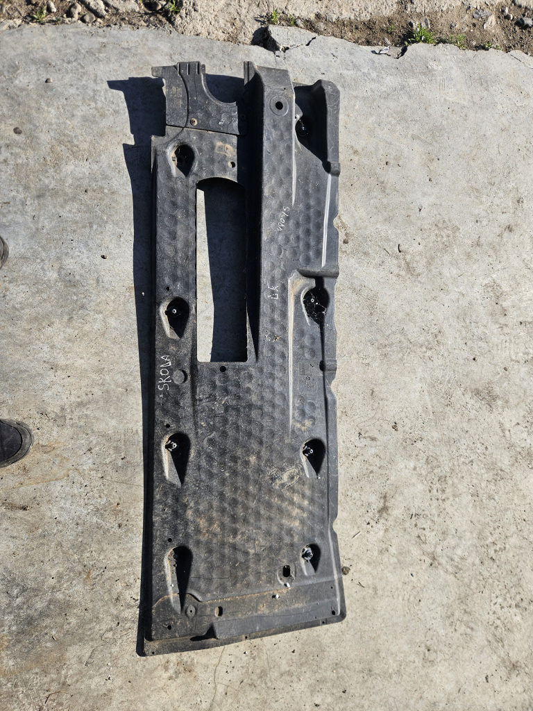 Scut lateral dreapta Skoda Octavia 2 2.0 Motorina 2010, 1K0825212L