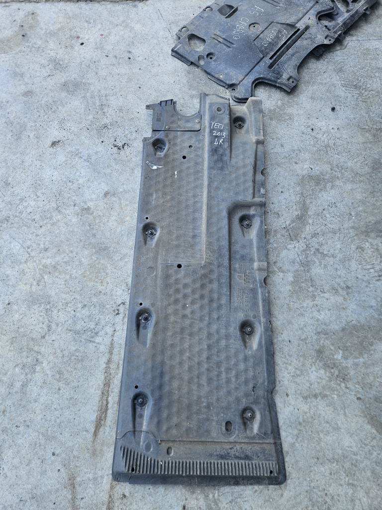 Scut lateral dreapta Skoda Yeti 2.0 Motorina 2010, 1K0825202BH