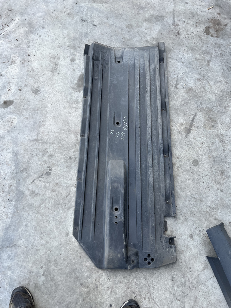 Scut lateral dreapta Suzuki Vitara 1.0 Benzina 2018, 7281361M0R