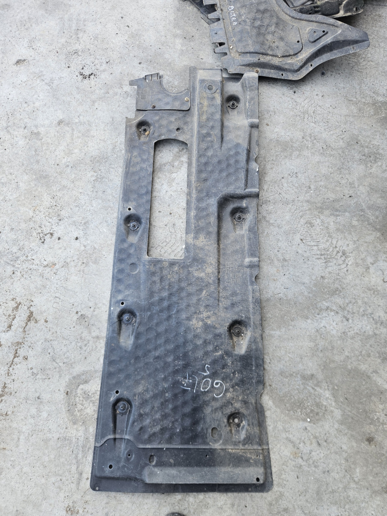 Scut lateral dreapta Volkswagen Golf 5 2.0 Motorina 2008, 1K0825212