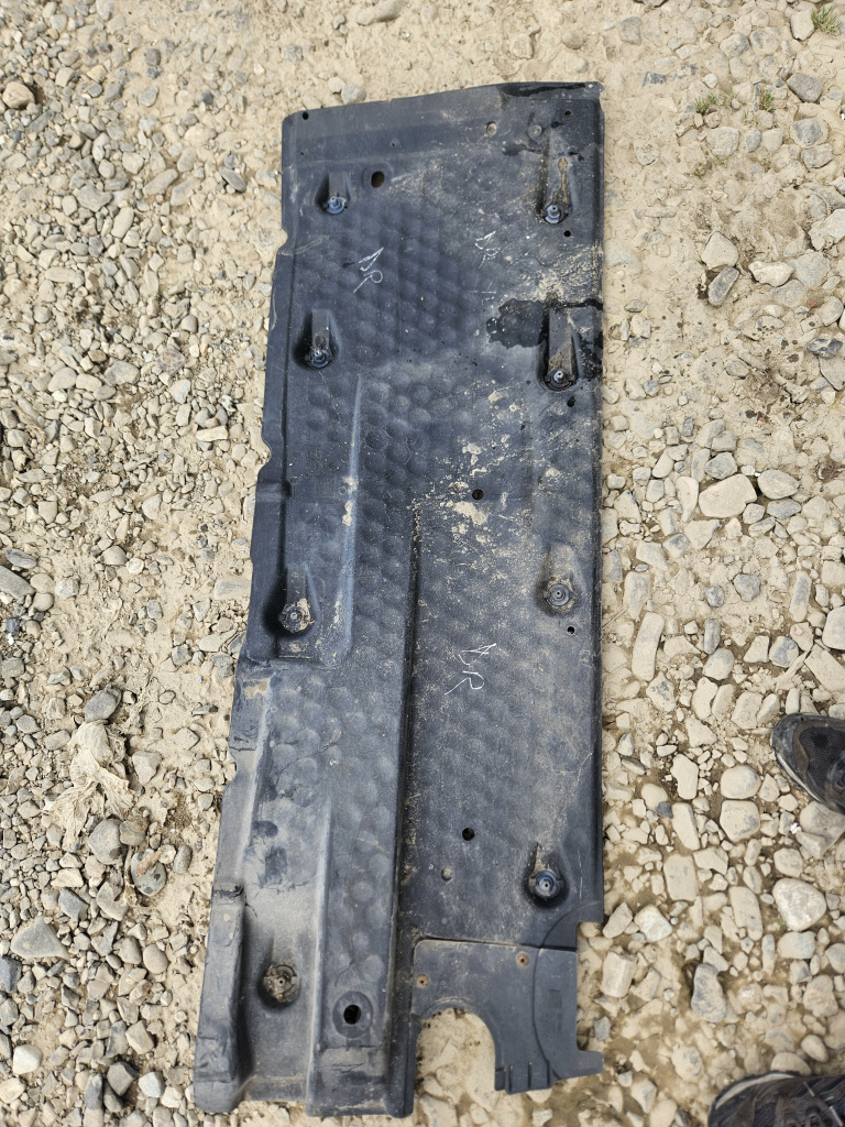 Scut lateral dreapta Volkswagen Golf 6 1.6 Motorina 2012, 1K0825212