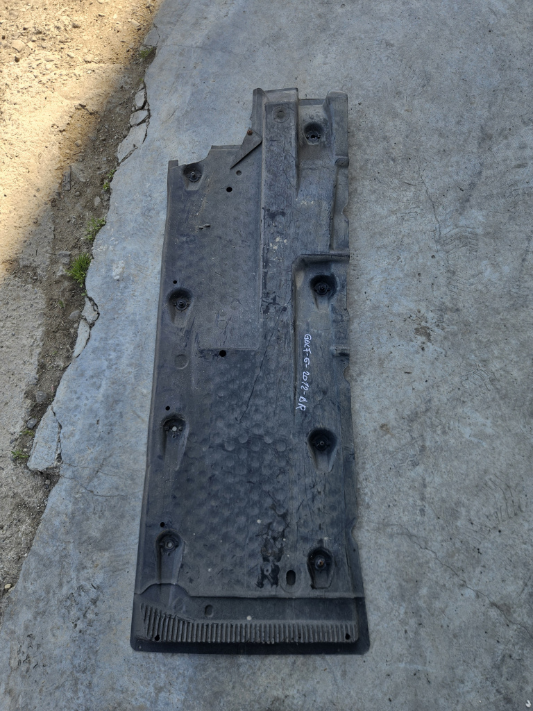 Scut lateral dreapta Volkswagen Golf 6 2.0 Motorina 2013, 1K0825202BC