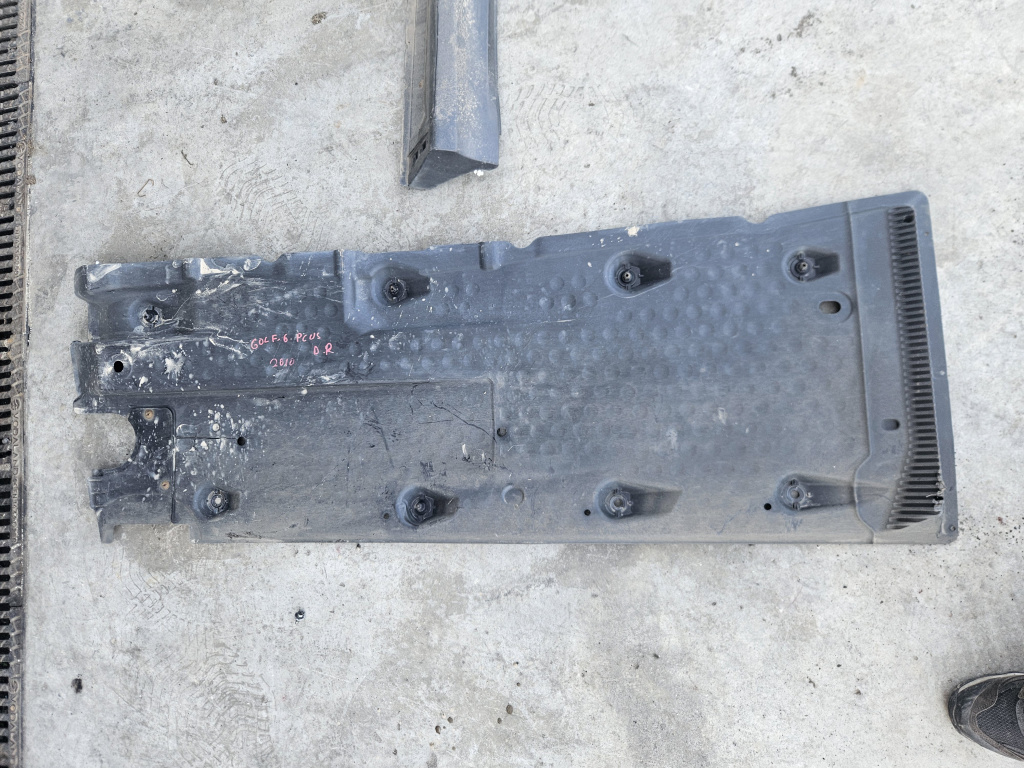 Scut lateral dreapta Volkswagen Golf 6 Plus 2.0 Motorina 2012, 1K0825202BC
