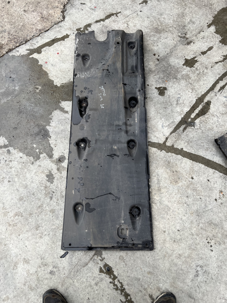 Scut lateral dreapta Volkswagen Jetta 2.0 Motorina 2012, 5C6825202
